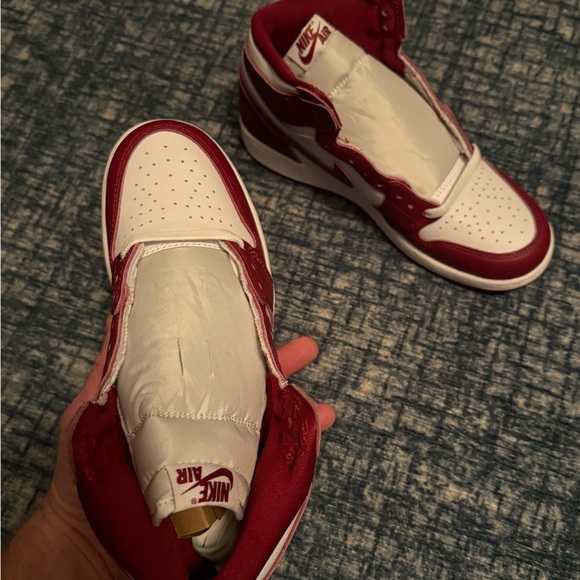 Nike Air Jordan 1 Retro High OG - Picture 4 of 8